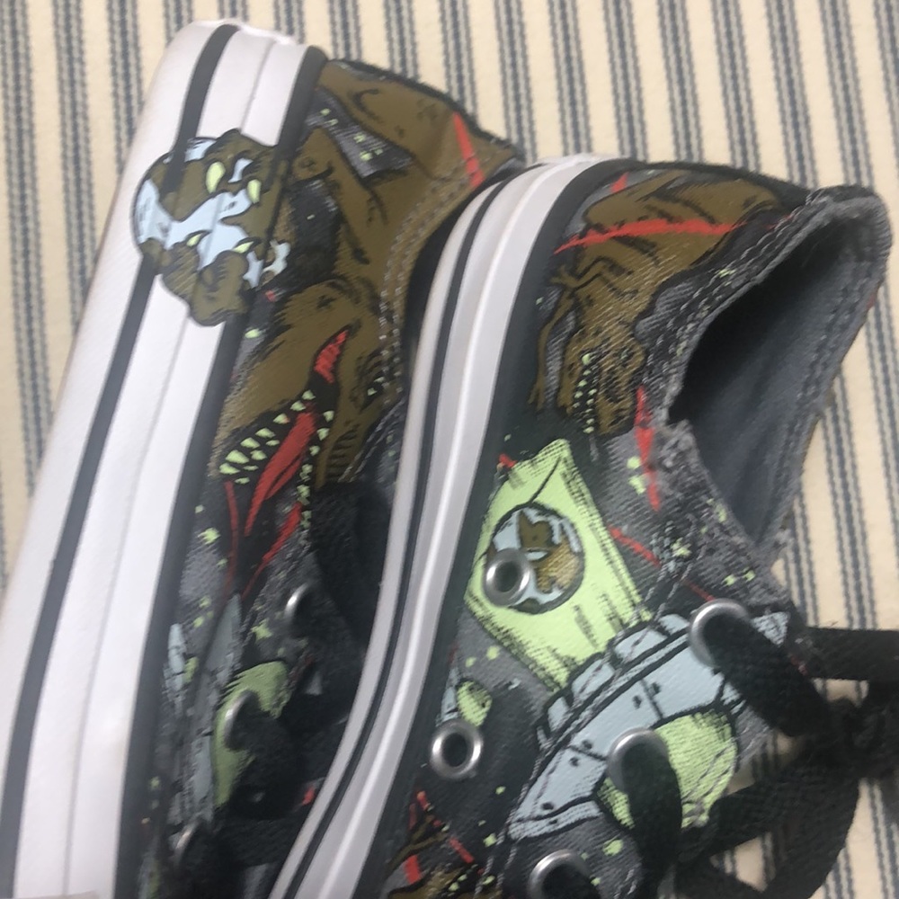 Dinosaur themed Converse sneakers - Picture 2 of 10